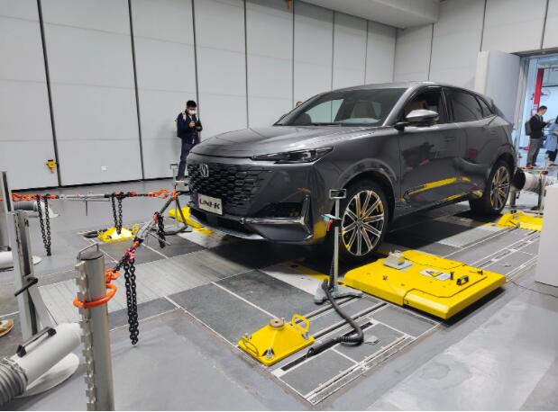 作为一个年销量百万级的自主车企，如今的长安汽车在技术上绝非吴下阿蒙——从最基础的研发来说，就拥有了来自全球18个国家，近万人的研发团队。所以我们也满怀兴趣地来到了重庆两江新区的长安全球研发中心，来看看时下热门的UNI-K是如何打造出来的。10