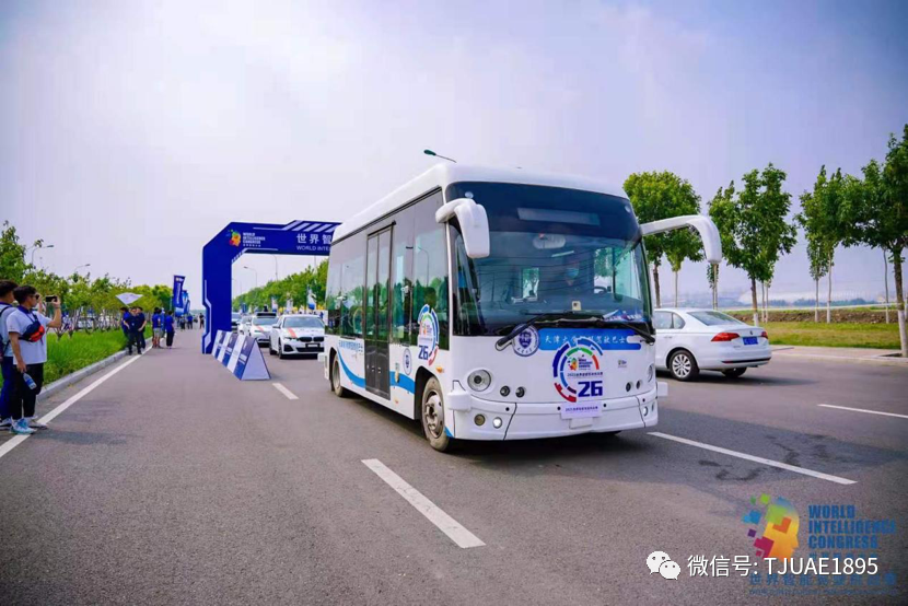 央视新闻频道直播报道天津大学智能网联巴士